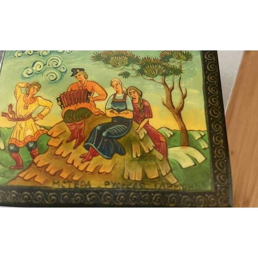 Vintage Russian Lacquered Hand Painted Hinged‎ Trinket Box Artist Signed